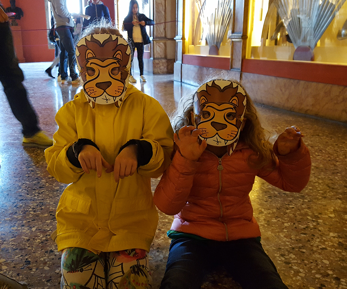 bambini che fanno un'attività