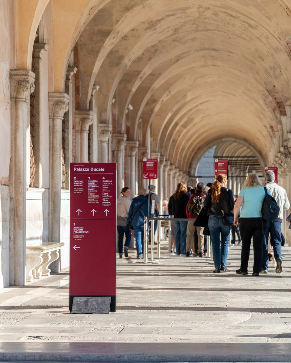 persone all'ingresso di palazzo ducale