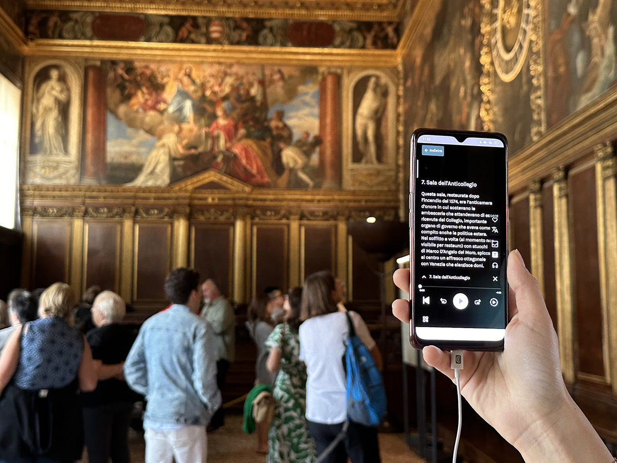 una mano che tiene uno smartphone