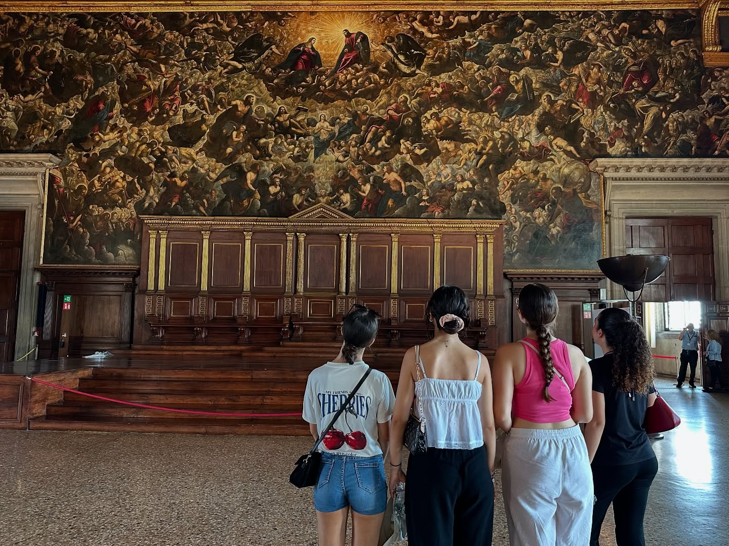 Persone in visita a Palazzo Ducale