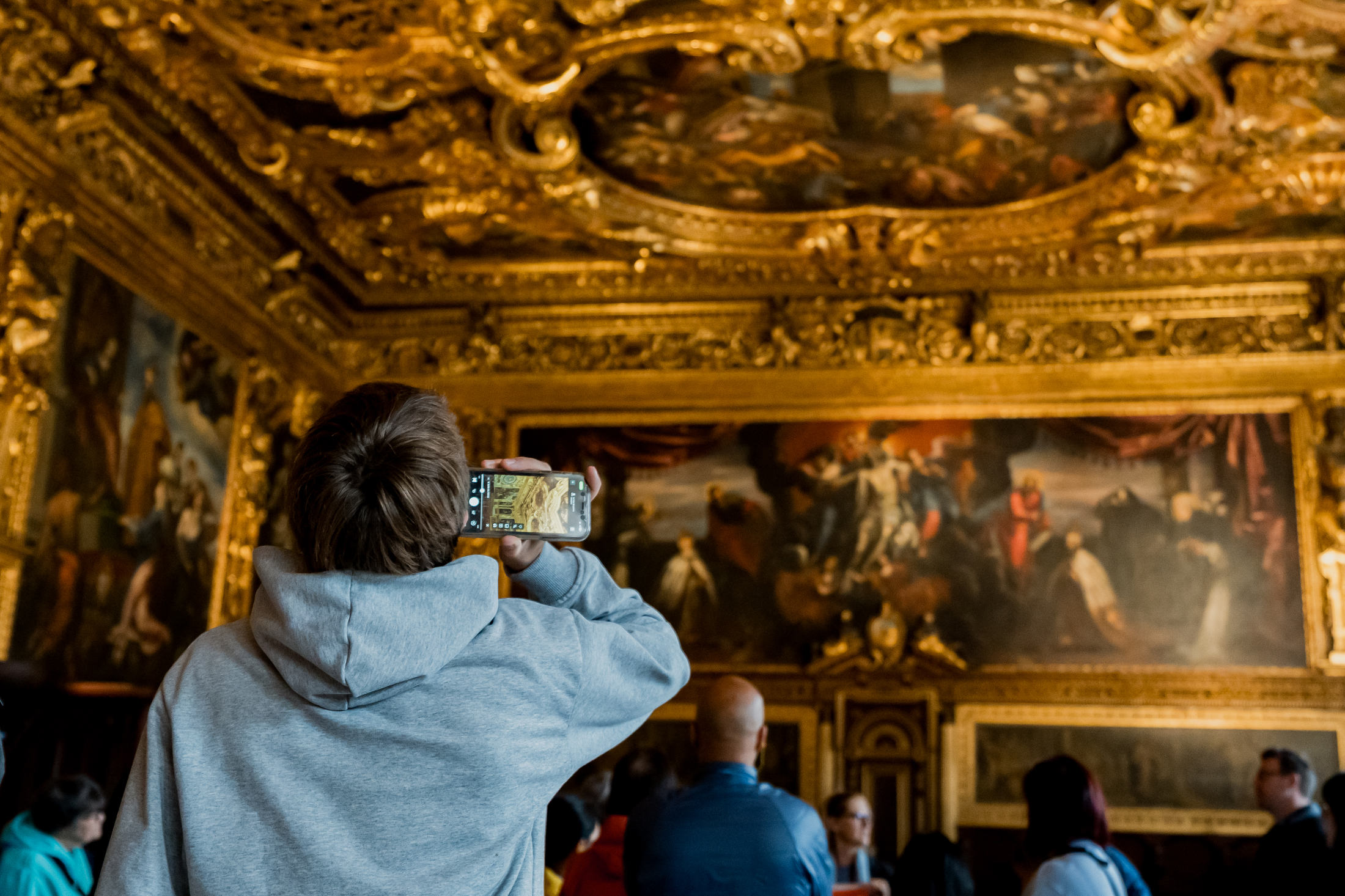 ragazzo che usa l'audioguida a palazzo ducale