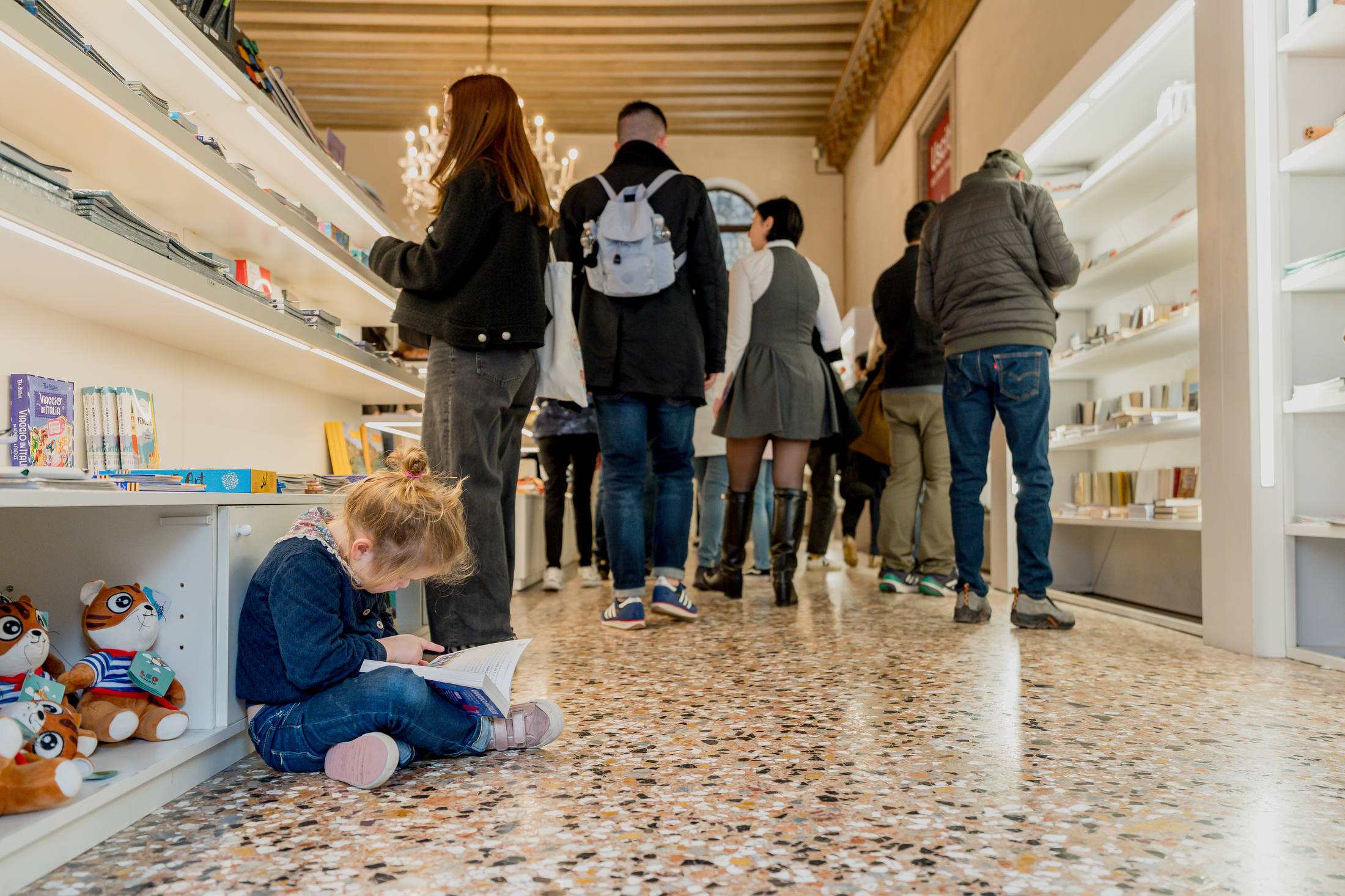 persone al museum shop