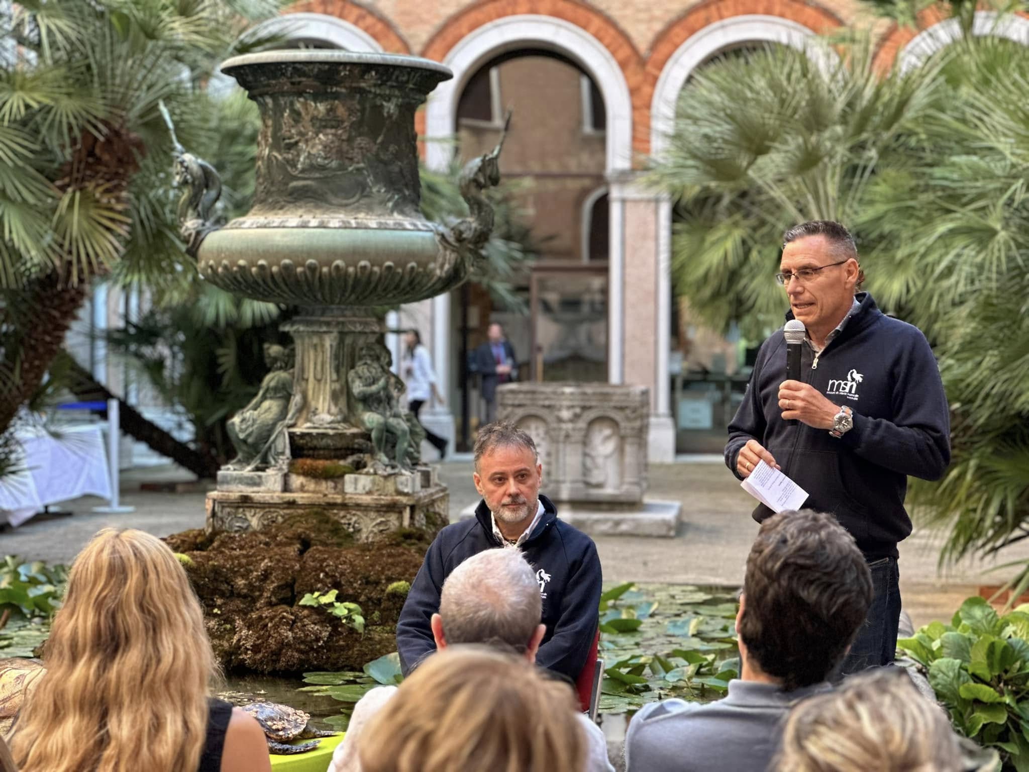 due persone che parlano a una platea