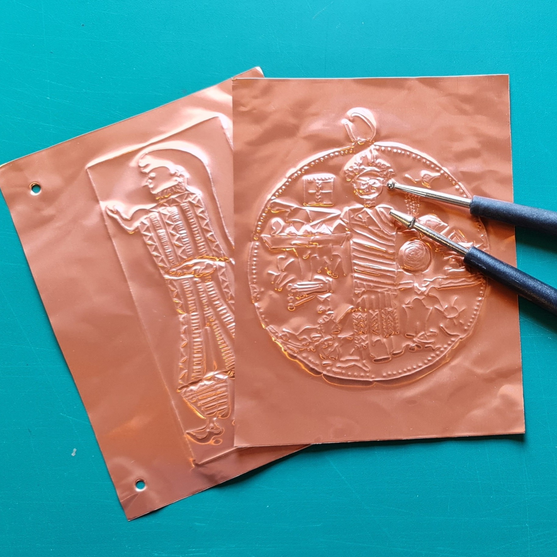 Immagine raffigurante foglio rame e ceselli per attività didattica famiglie